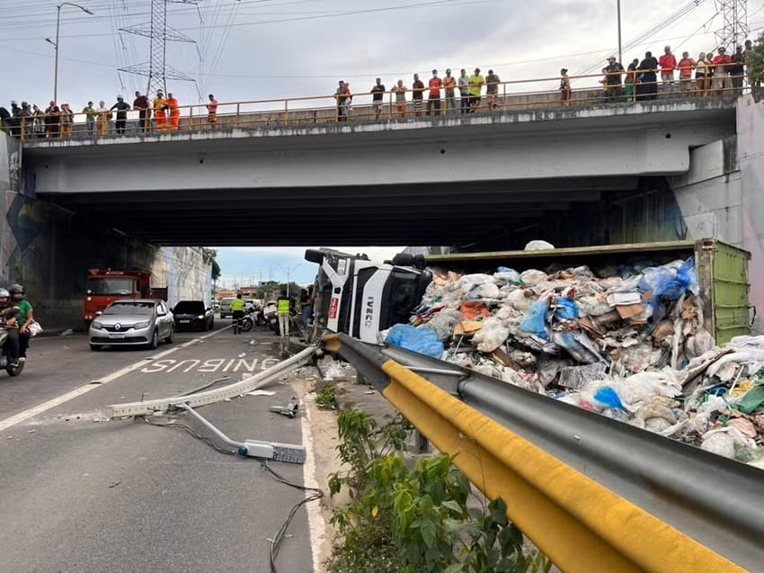 Carreta carregada de entulho tomba e bloqueia Avenida das Flores em Manaus