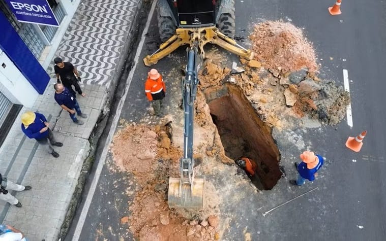 Rompimento de rede de drenagem abre cratera na Avenida Autaz Mirim, em Manaus