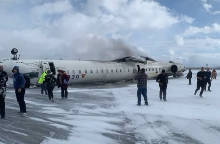 Avião da Delta Airlines capota durante pouso em Toronto, deixando 18 feridos