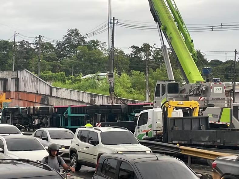 Carreta tomba e causa congestionamento na Avenida das Torres, em Manaus