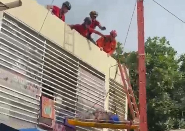 Corpo de homem cai de telhado durante resgate feito pelos bombeiros