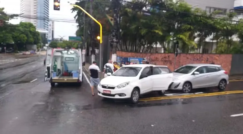 Idoso sem CNH se envolve em acidente no primeiro dia de semáforo em ladeira de Manaus