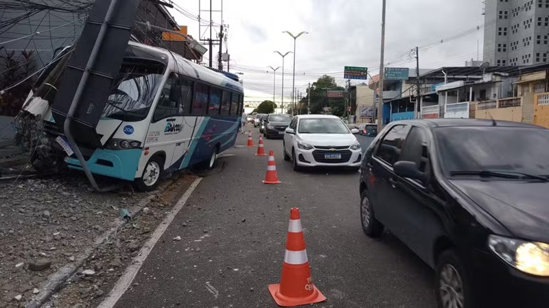 Micro-ônibus colide com poste e deixa motorista ferido na Zona Centro-Sul de Manaus