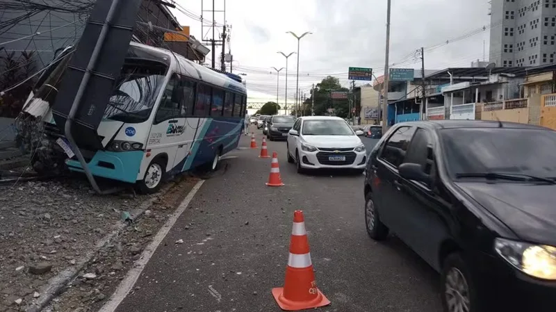 Micro-ônibus colide com poste e deixa motorista ferido na Zona Centro-Sul de Manaus