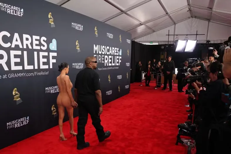 Quem é Bianca Censori, mulher de Kanye West que apareceu nua no Grammy 2025