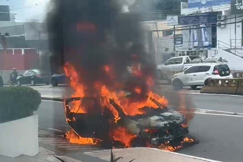 Carro pega fogo e complica trânsito na Av. Darcy Vargas, em Manaus