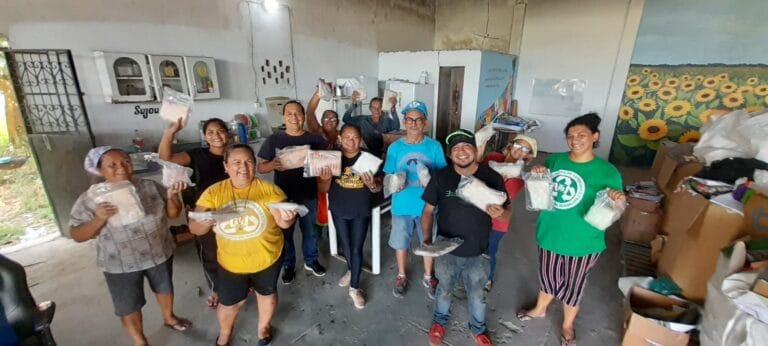 ASPROC e Consea-AM realizam doação de 50 kg de pirarucu para catadores de reciclagem em Manaus