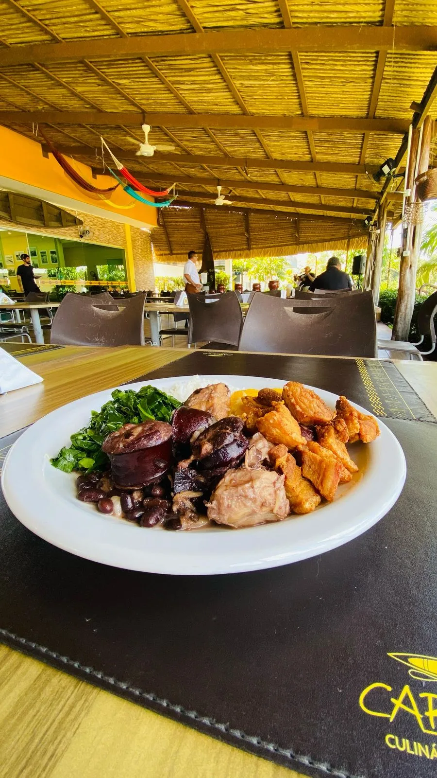 Sábado é dia de rodízio de peixe com feijoada em restaurante de Manaus
