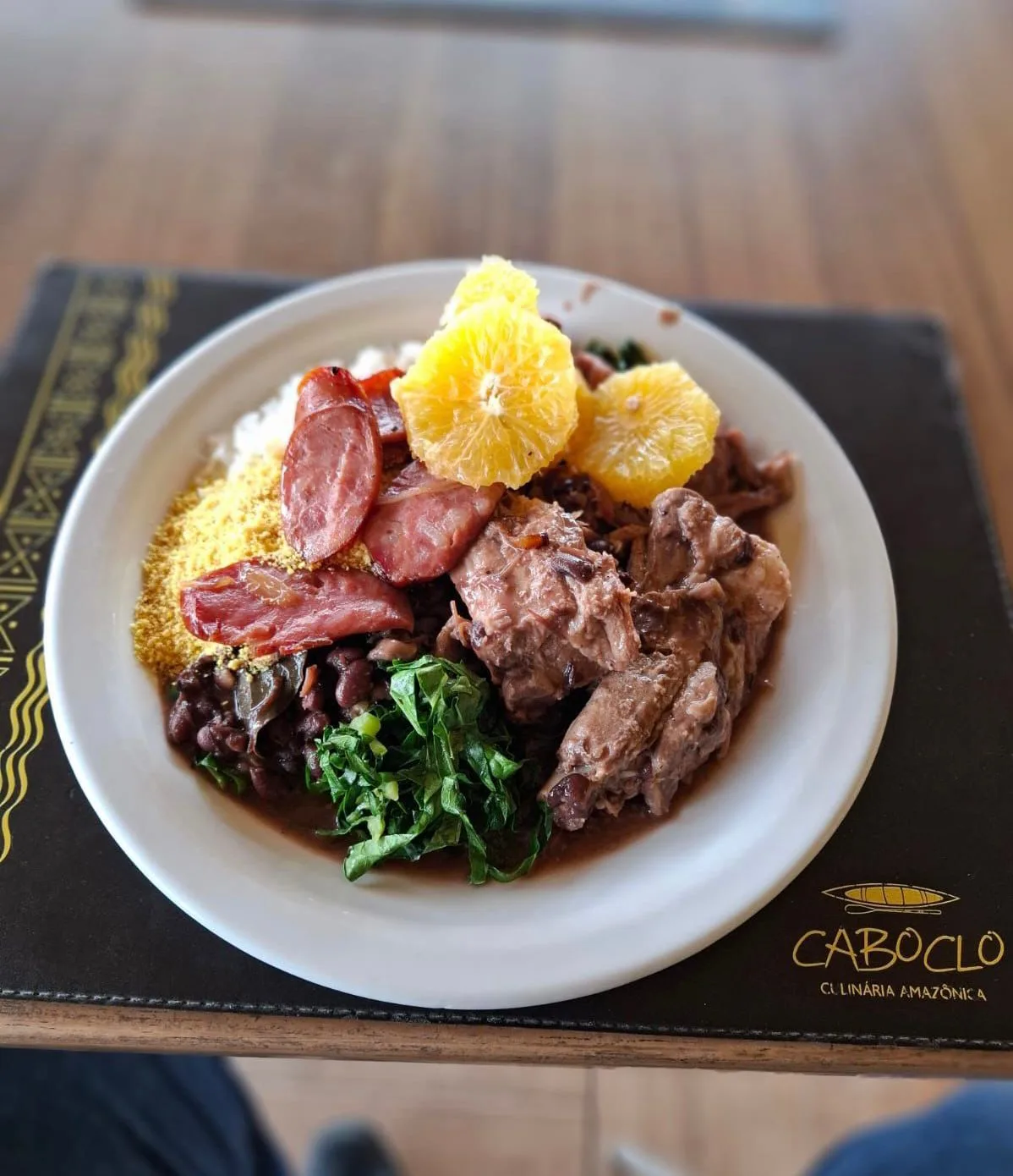 Sábado é dia de rodízio de peixe com feijoada em restaurante de Manaus