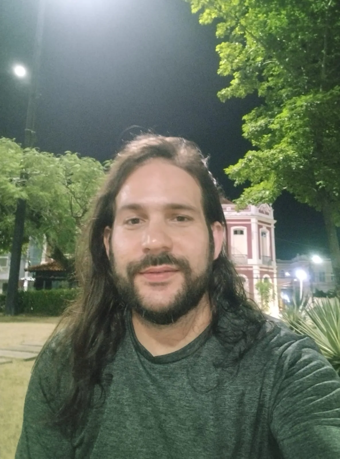 Bernardo Mesquita e a turma do Beiradão na Valer Teatro, no Dia do Trabalhador, com entrada gratuita