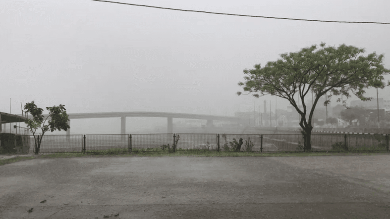Frente fria provoca chuva e ventos em Manaus, mas sem queda de temperatura, diz meteorologista