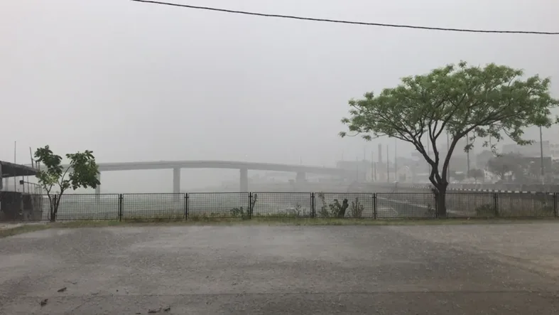 Frente fria provoca chuva e ventos em Manaus, mas sem queda de temperatura, diz meteorologista