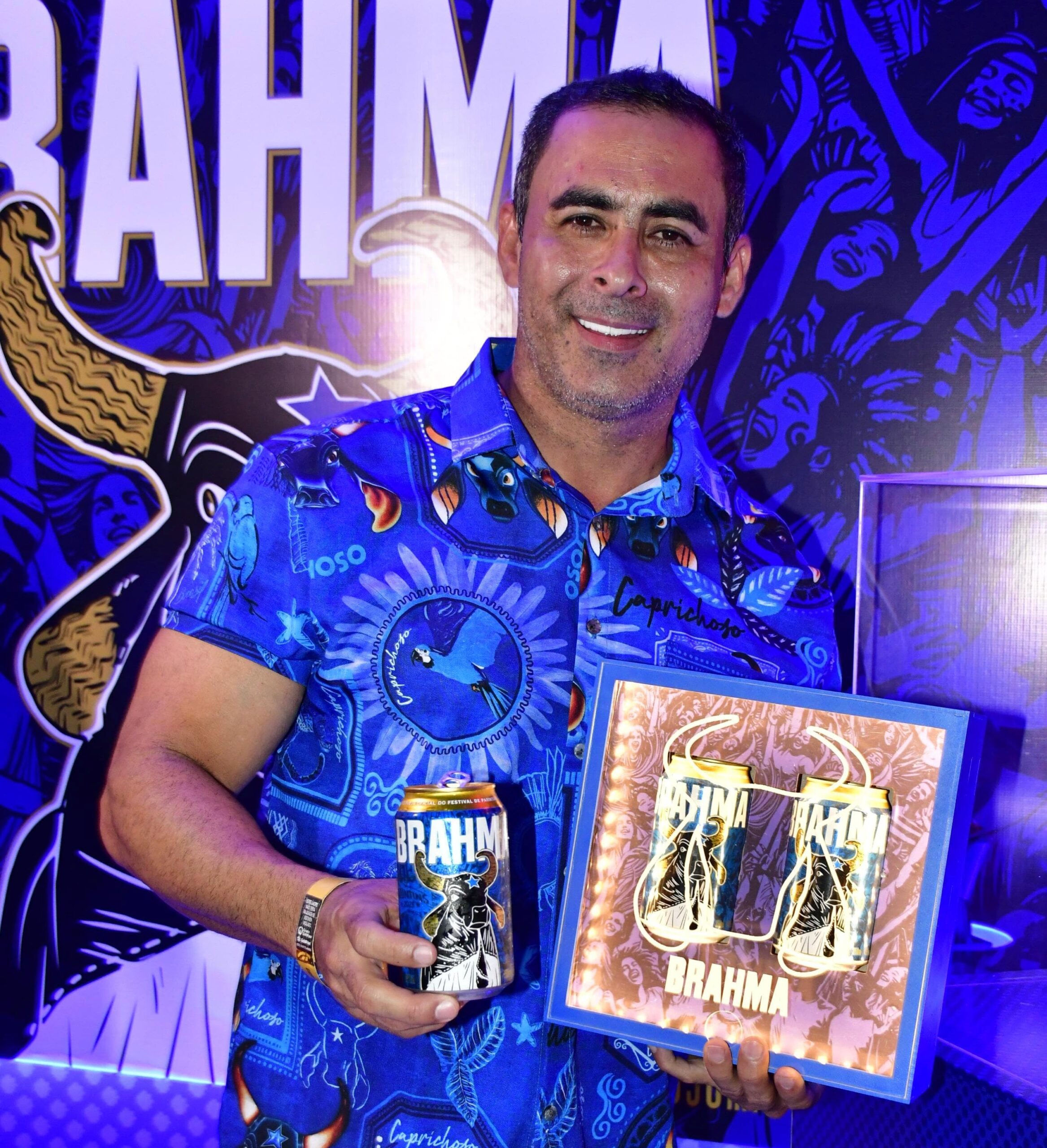 Boi Caprichoso e sua galera estampam as latas azuis da cerveja Brahma