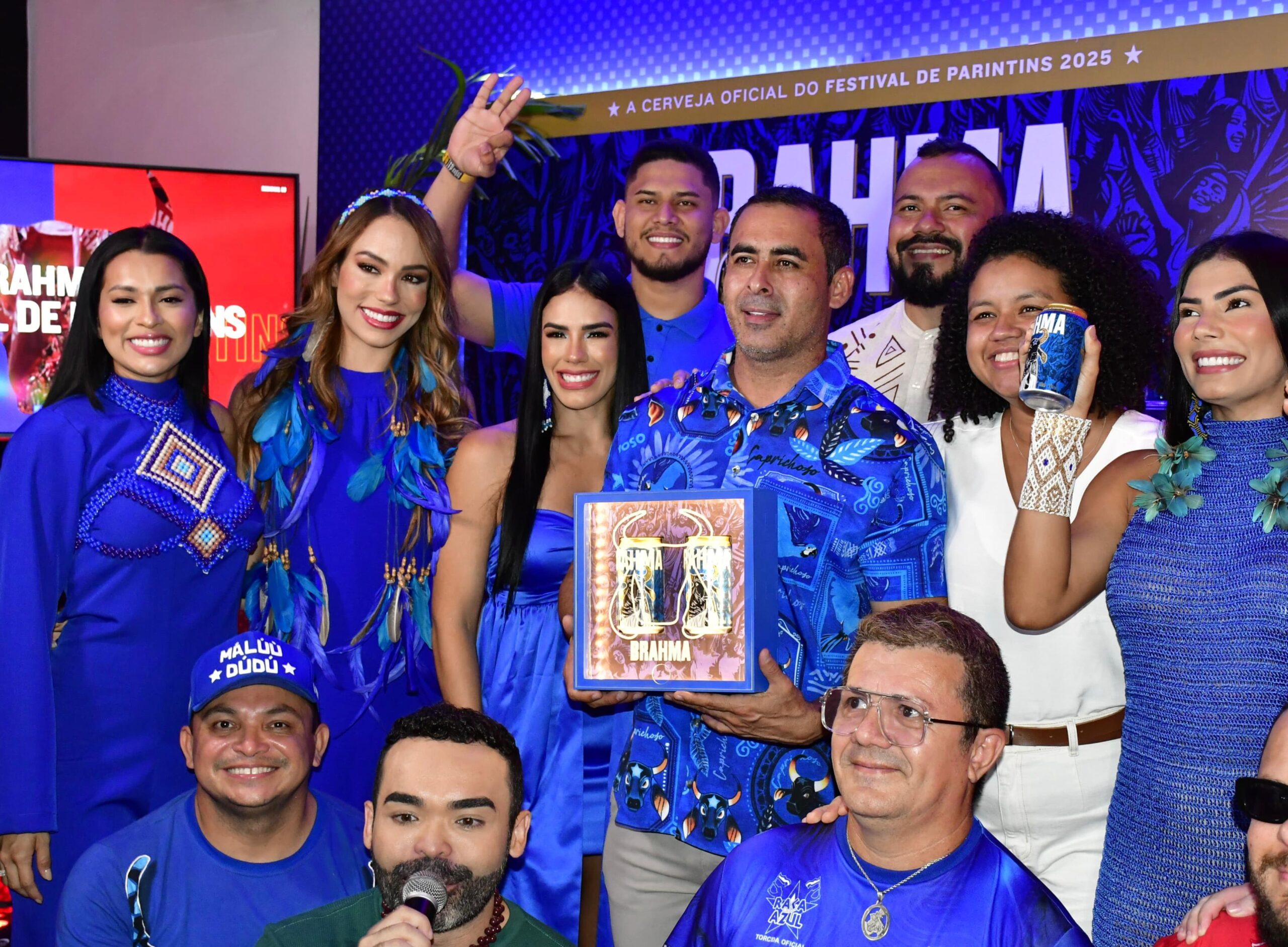 Boi Caprichoso e sua galera estampam as latas azuis da cerveja Brahma