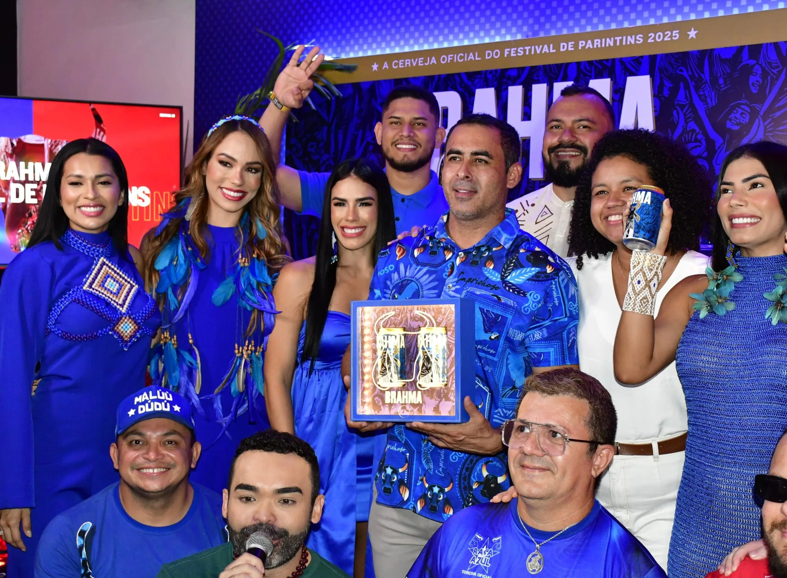 Boi Caprichoso e sua galera estampam as latas azuis da cerveja Brahma