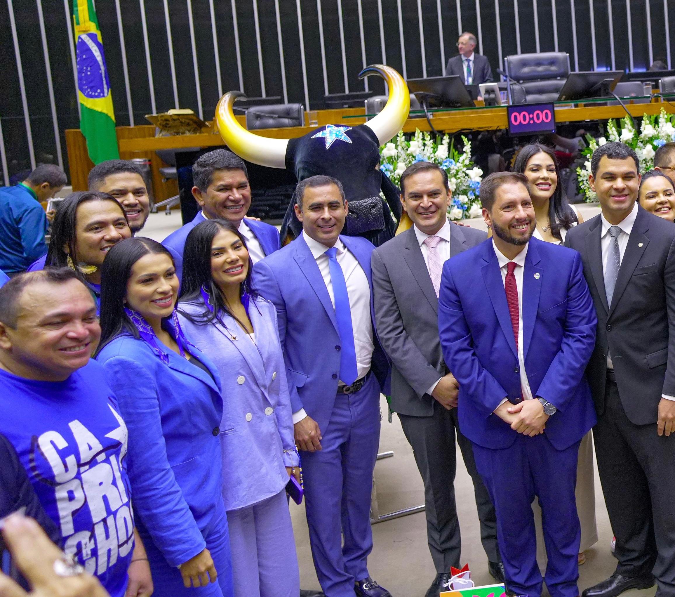 Boi Caprichoso é homenageado em Brasília e evolui no plenário da Câmara Federal