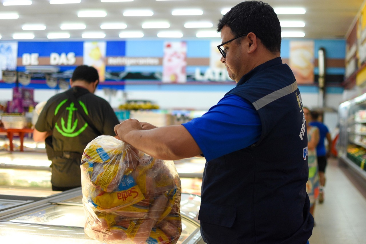 Procon-AM autua supermercado por comercializar mais de 46 kg de alimentos impróprios para consumo