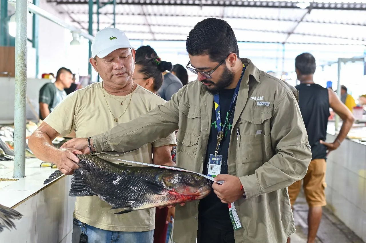 Ipaam orienta sobre pesca sustentável na Feira da Panair com entrega de fitas de medição
