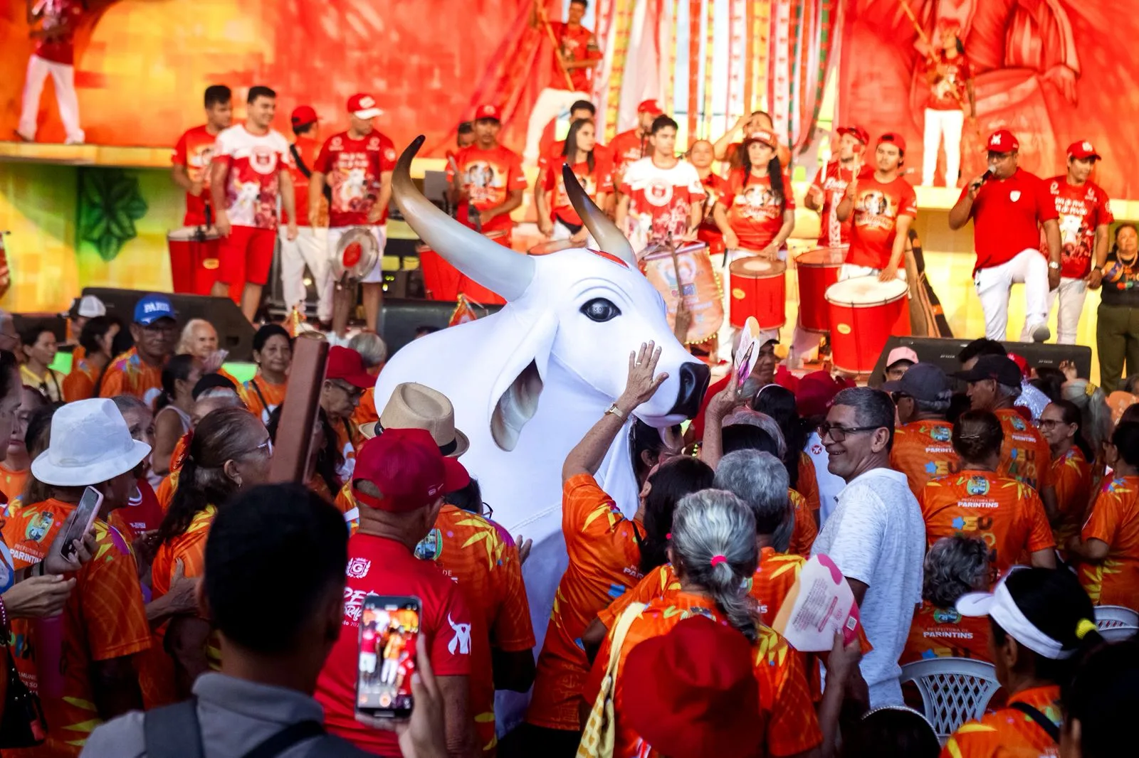 Boi Garantido recebe cerca de 400 idosos em tarde especial do “Passeio Cultural do Idoso”