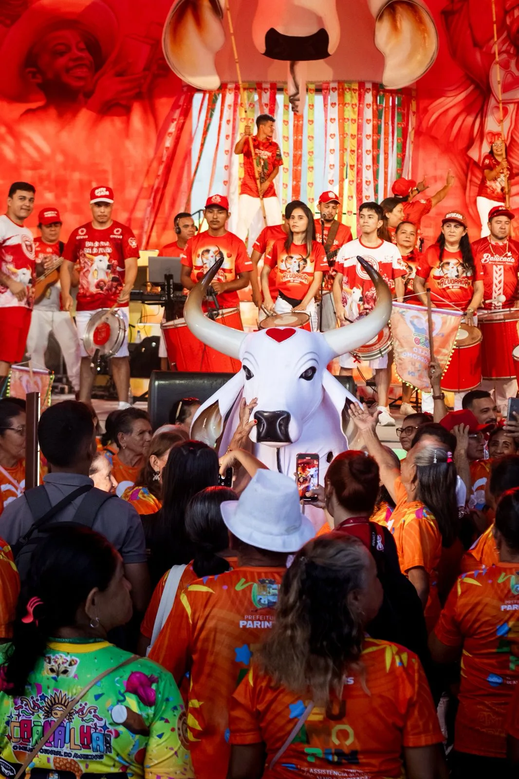 Boi Garantido recebe cerca de 400 idosos em tarde especial do “Passeio Cultural do Idoso”