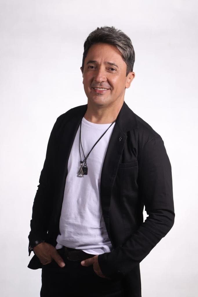 Tom Cléber faz show especial no primeiro dia da Agrifest 2025