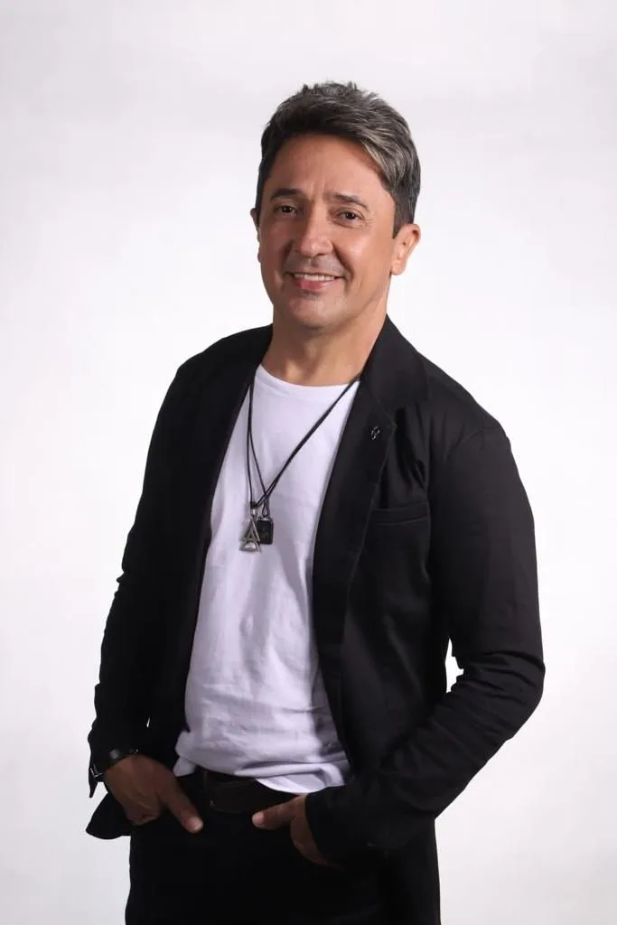 Tom Cléber faz show especial no primeiro dia da Agrifest 2025
