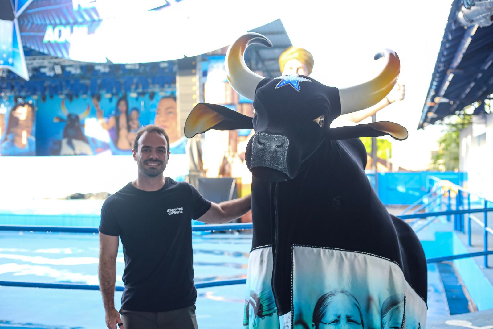 Na tarde desta terça-feira (06/05), o Boi Caprichoso recebeu o coordenador de patrocínio do grupo Esportes da Sorte, Heitor Pina, que veio conhecer de perto a grandiosida