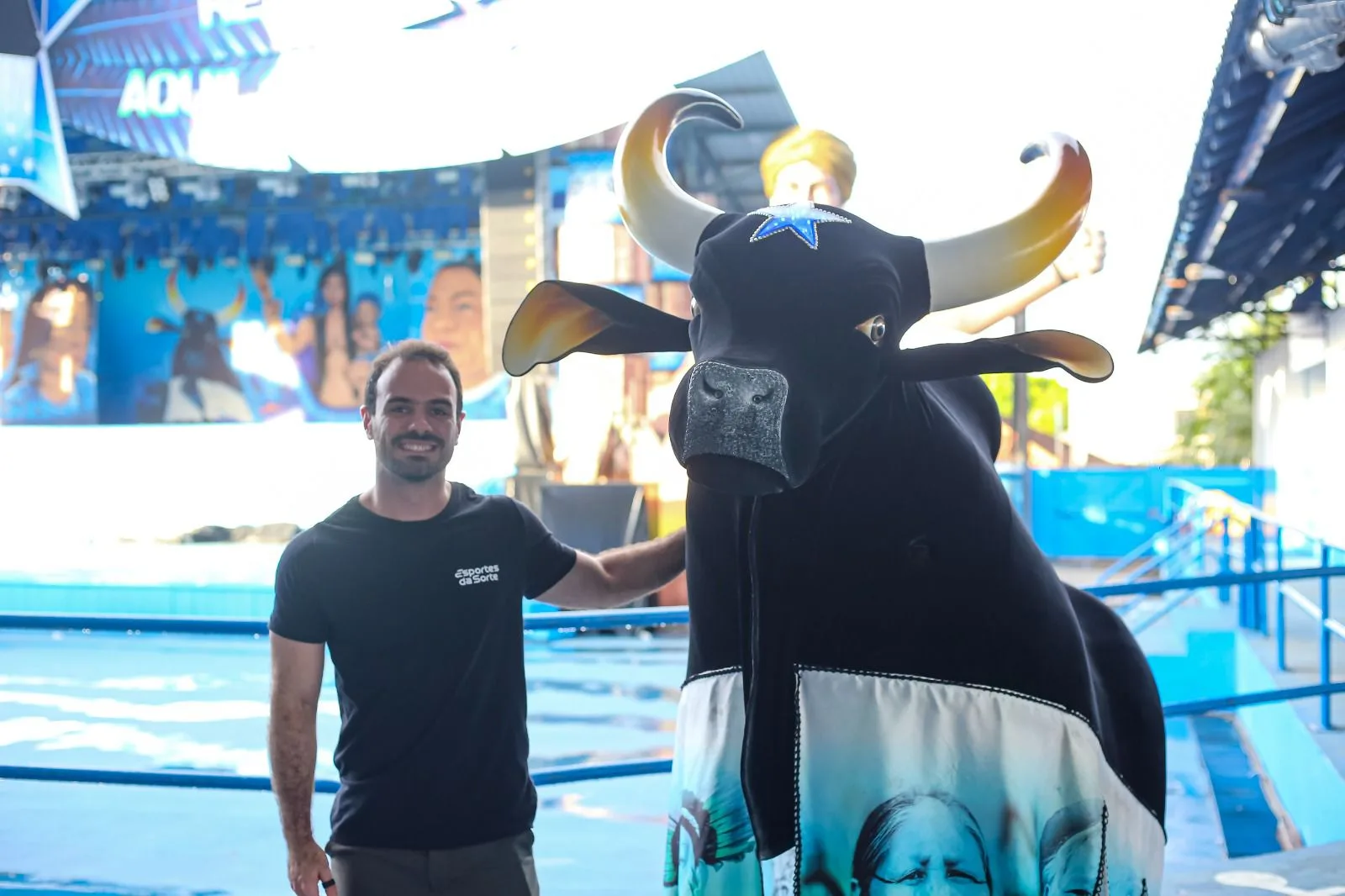 Na tarde desta terça-feira (06/05), o Boi Caprichoso recebeu o coordenador de patrocínio do grupo Esportes da Sorte, Heitor Pina, que veio conhecer de perto a grandiosida