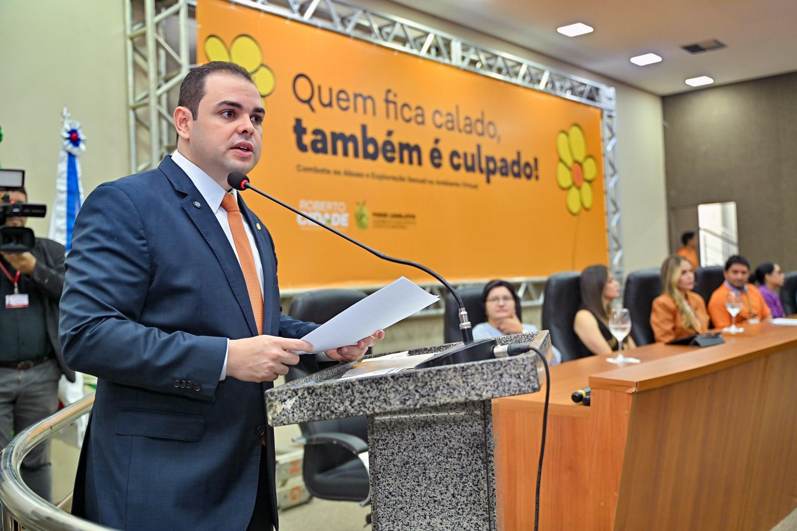 Presidente Roberto Cidade alerta estudantes sobre crimes sexuais e virtuais, durante ação do Maio Laranja, na Aleam