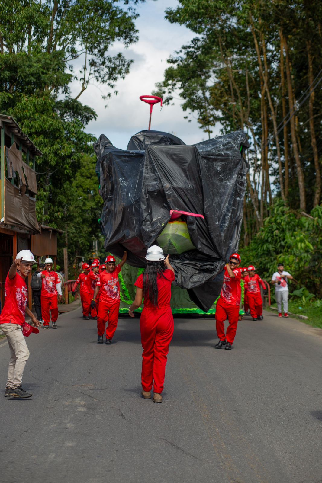 Boi Garantido inicia processo de translado das alegorias para o Festival de Parintins 2025