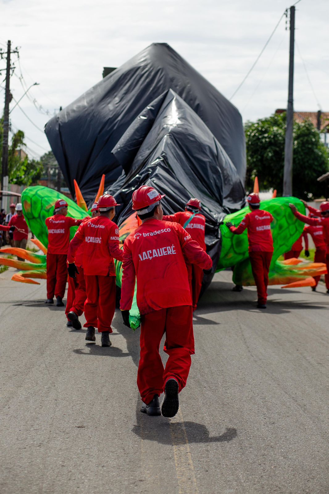 Boi Garantido inicia processo de translado das alegorias para o Festival de Parintins 2025