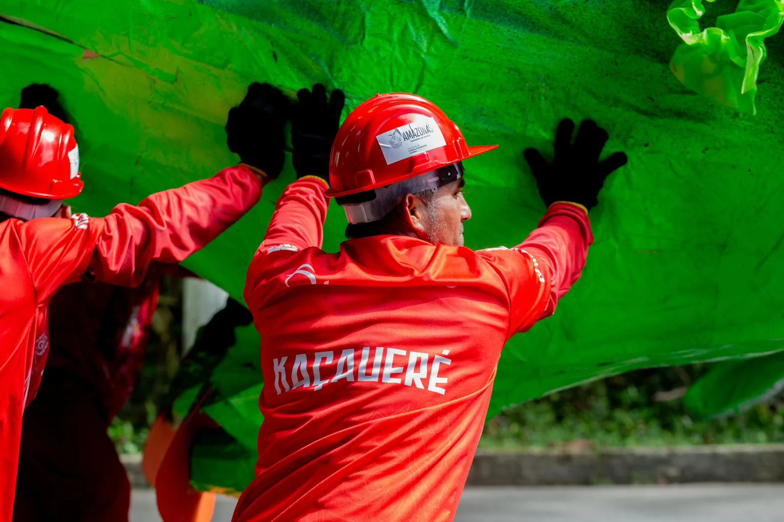 Boi Garantido inicia processo de translado das alegorias para o Festival de Parintins 2025