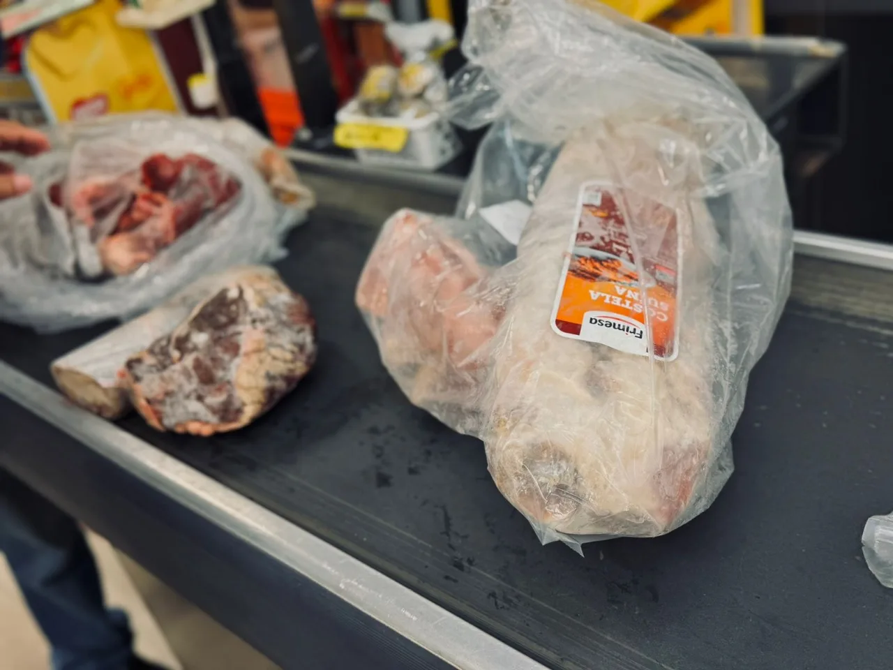 Procon-AM apreende 25 kg de alimentos impróprios em fiscalização em Manaus