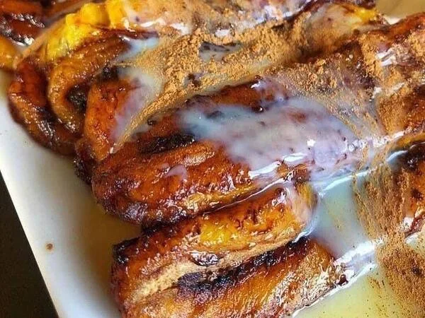 Ao lado do aeroporto, o Caboclo Culinária Amazônica oferece buffet regional durante a semana e rodízio de peixes com feijoada e música ao vivo aos fins de semana.