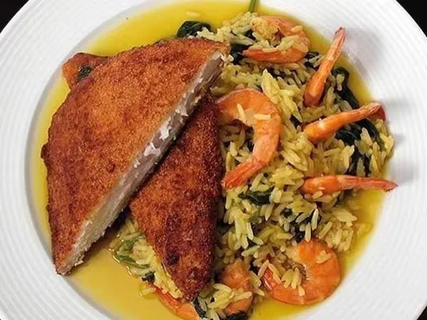 Ao lado do aeroporto, o Caboclo Culinária Amazônica oferece buffet regional durante a semana e rodízio de peixes com feijoada e música ao vivo aos fins de semana.