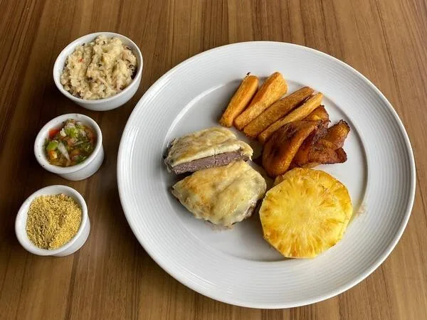 Ao lado do aeroporto, o Caboclo Culinária Amazônica oferece buffet regional durante a semana e rodízio de peixes com feijoada e música ao vivo aos fins de semana.