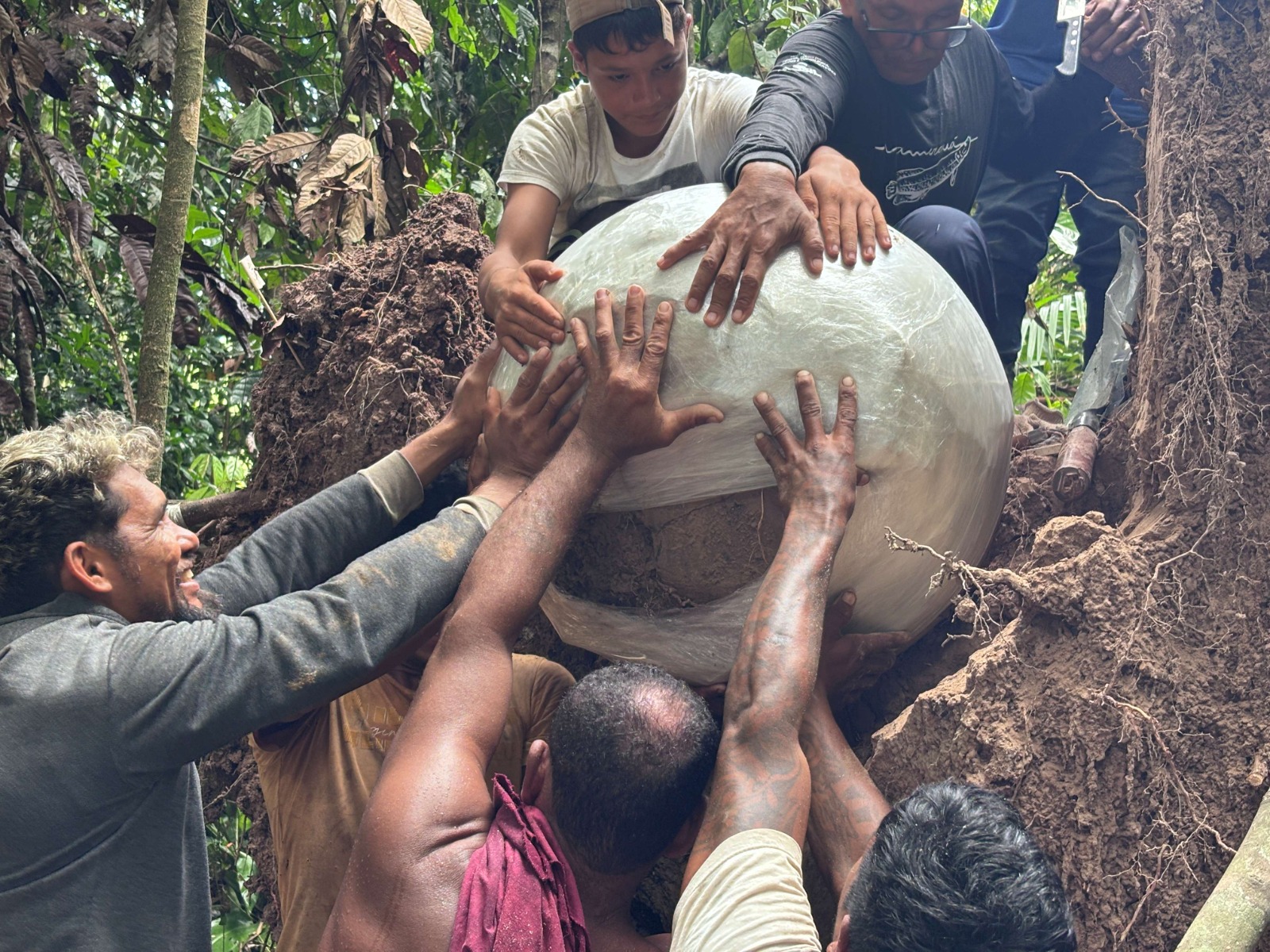 Urnas funerárias milenares são descobertas no Amazonas e revelam práticas indígenas ancestrais