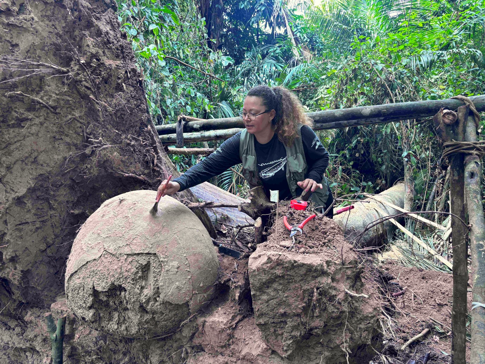 Urnas funerárias milenares são descobertas no Amazonas e revelam práticas indígenas ancestrais