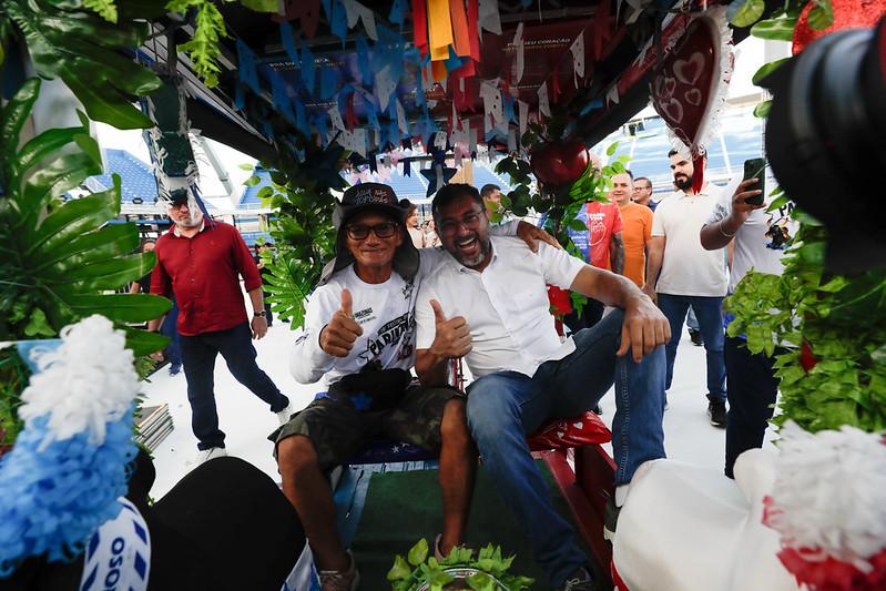Governador Wilson Lima entrega triciclos reformados e uniformes para reforçar transporte turístico em Parintins durante o Festival