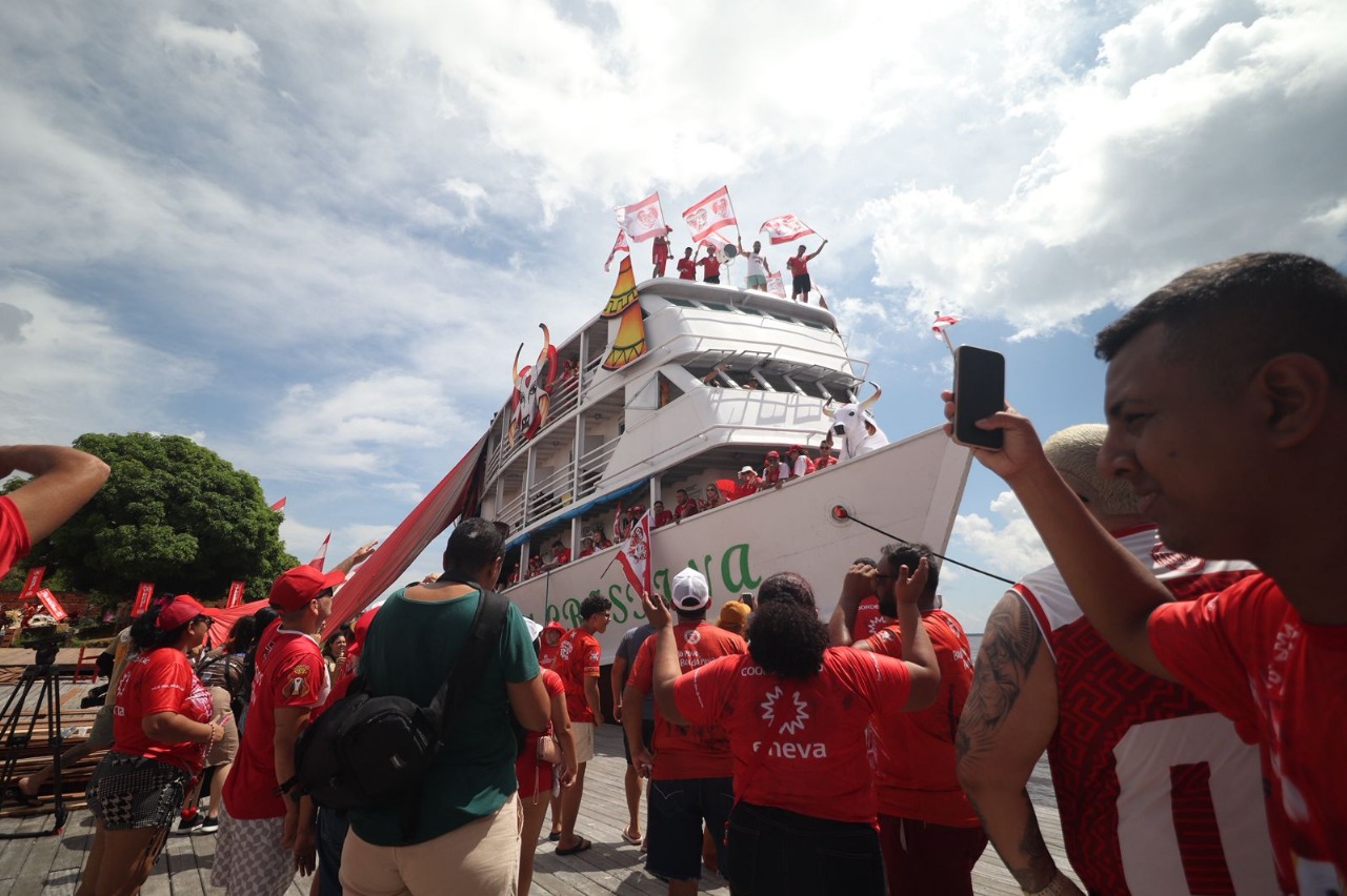 Festival de Parintins 2025: Chegada do barco do MAG emociona torcedores na Ilha Tupinambarana
