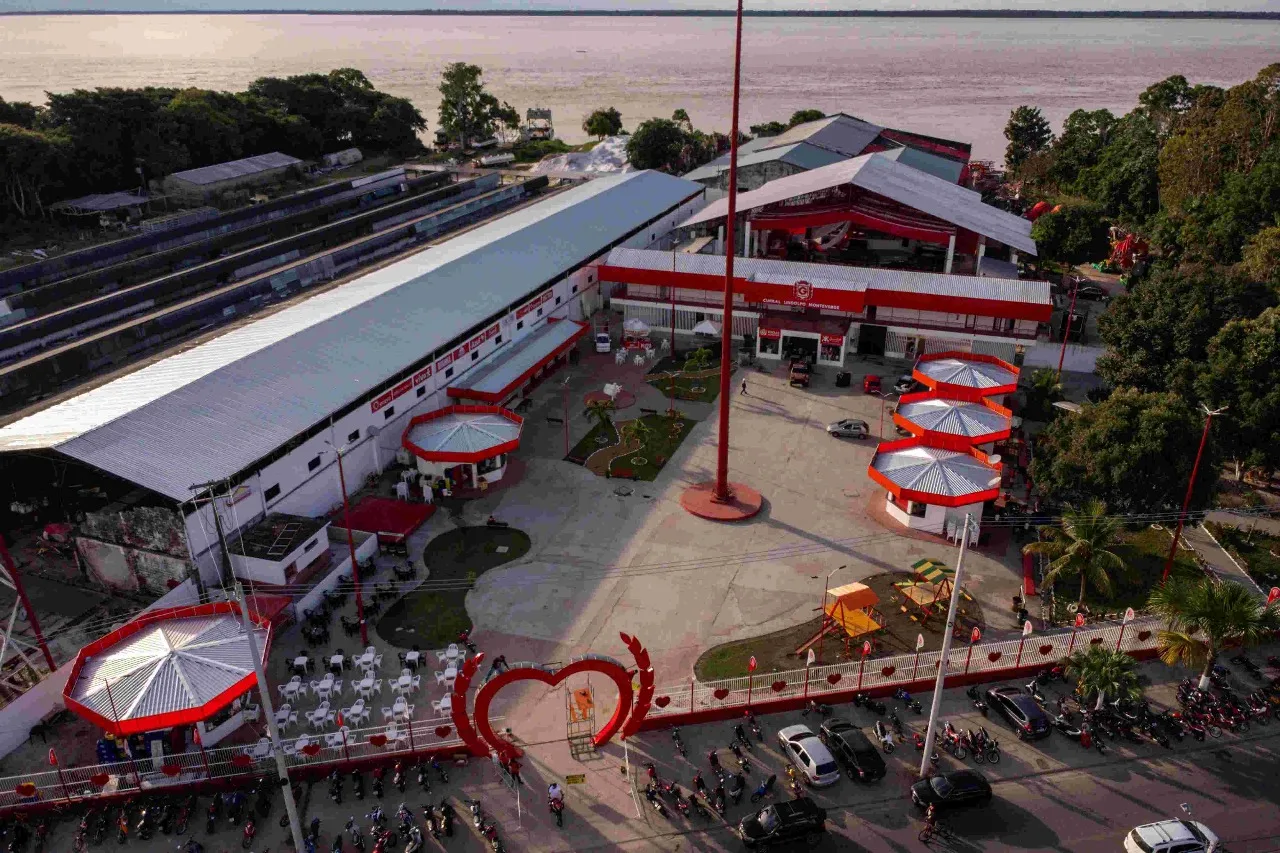 Festival de Parintins 2025: currais dos bois Caprichoso e Garantido são experiências imperdíveis para imersão turística