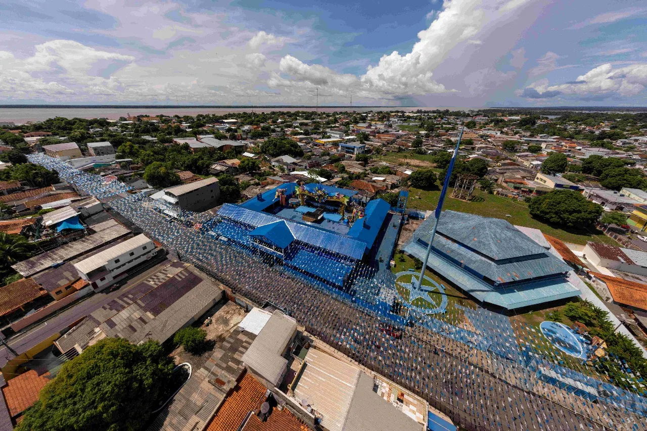 Festival de Parintins 2025: currais dos bois Caprichoso e Garantido são experiências imperdíveis para imersão turística