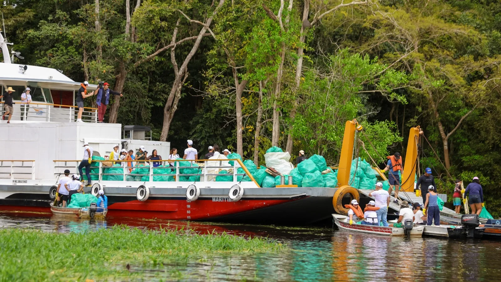 Mutirão mobiliza mais de 200 voluntários para limpar igarapé em Manaus