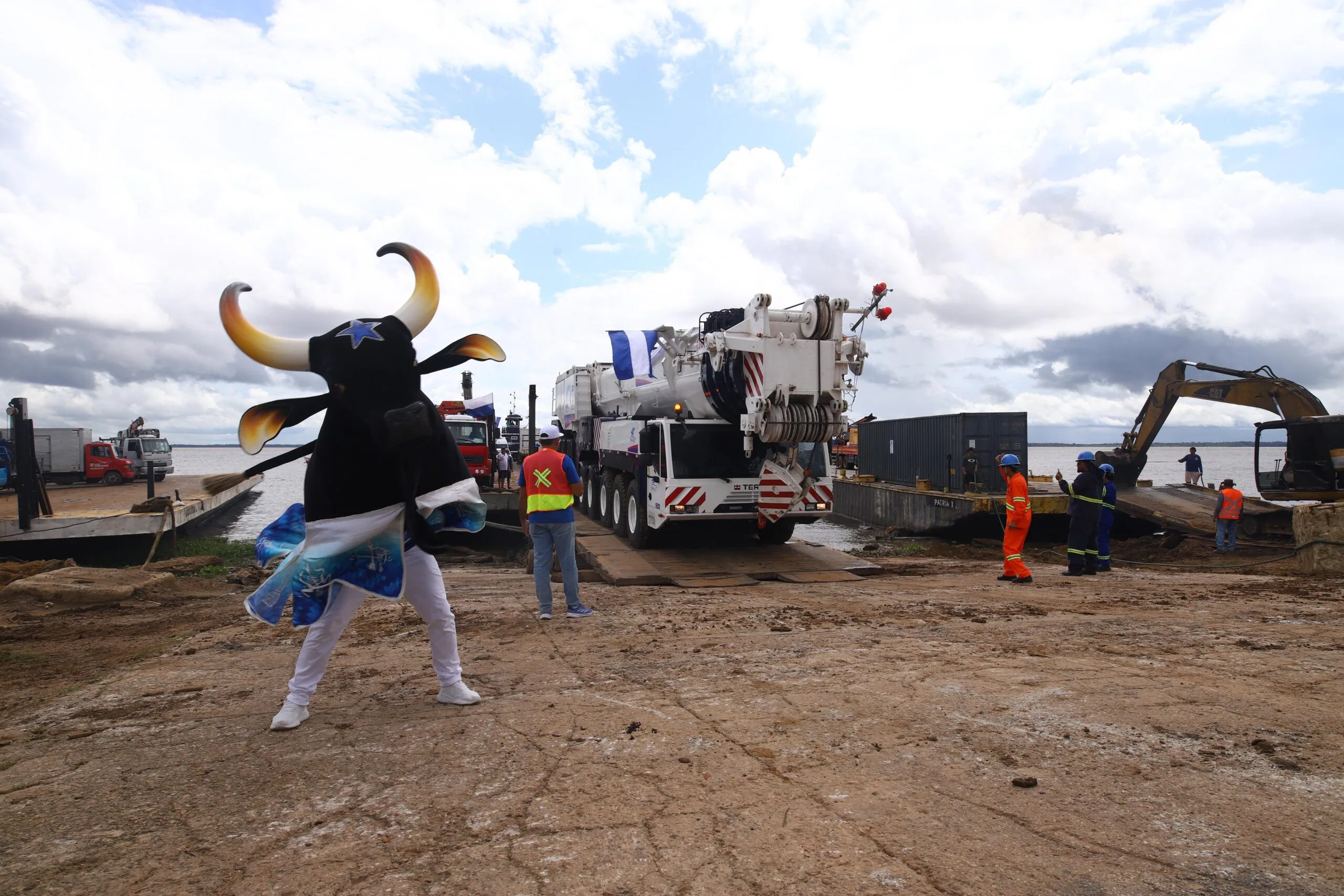 Guindastes chegam a Parintins e marcam início da montagem do espetáculo do Boi Caprichoso
