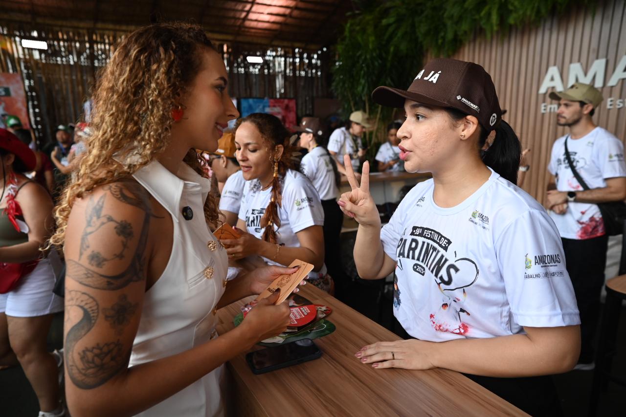 Festival de Parintins 2025: Governo do Amazonas entrega Passaporte Parintins para visitantes na Estação do Turismo