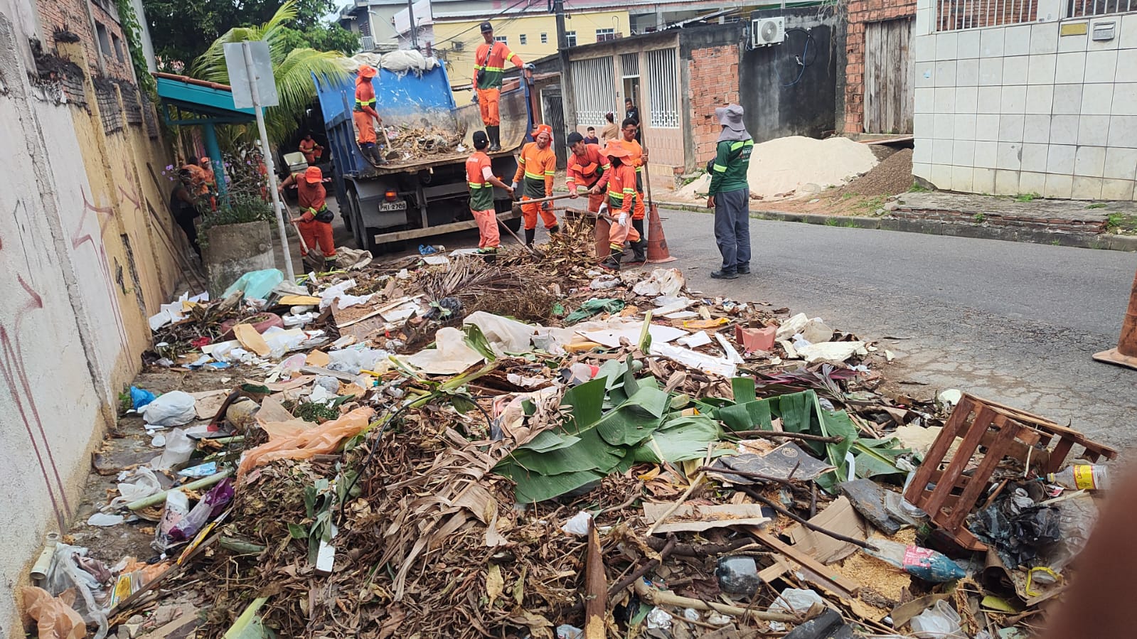 ​Força-tarefa da Prefeitura de Manaus combate lixeiras clandestinas em todas as zonas da cidade 