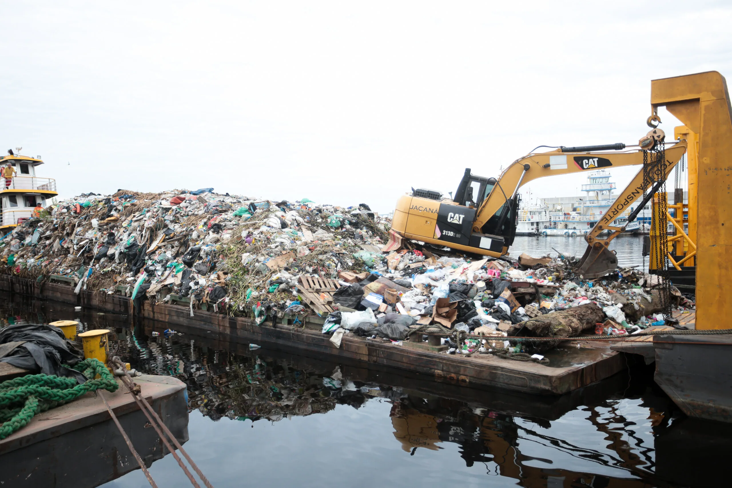 Prefeitura de Manaus retira até 400 toneladas de lixo do rio Negro em nova operação de transbordo