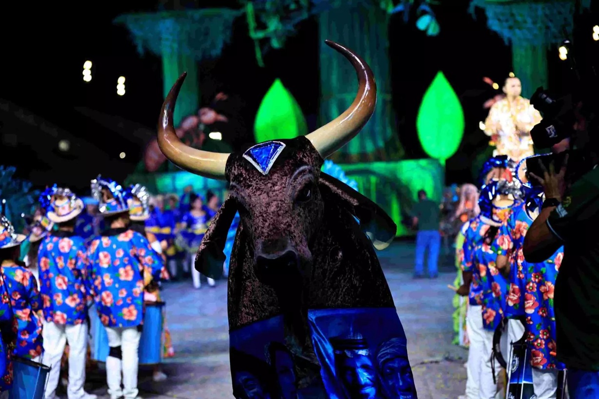 Bois-bumbás de Manaus encerram a programação do Festival Folclórico do Amazonas no Sambódromo