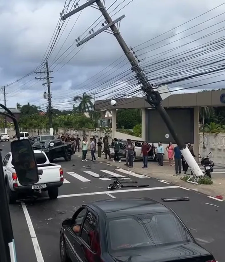 Colisão entre picape e carro deixa cinco feridos e complica trânsito na Avenida Coronel Teixeira, em Manaus