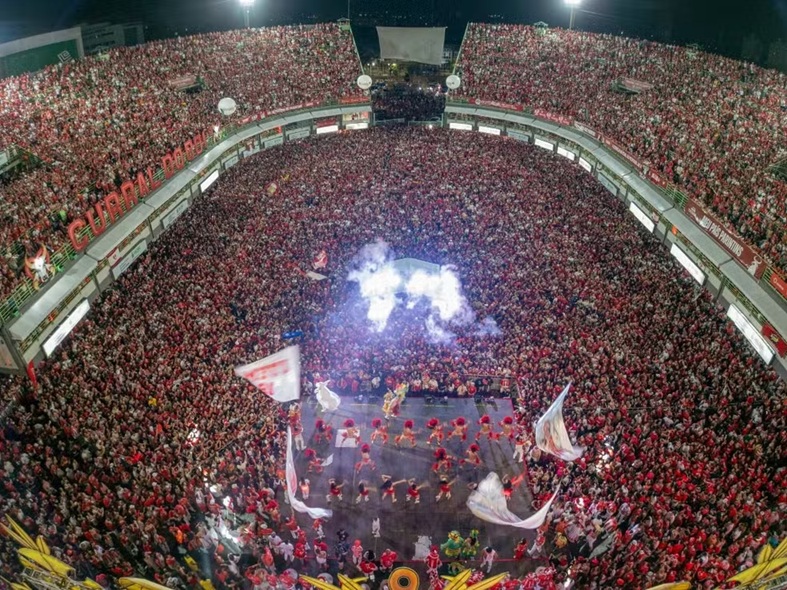 Festa histórica do 33º título do Garantido lota Sambódromo de Manaus com milhares de torcedores